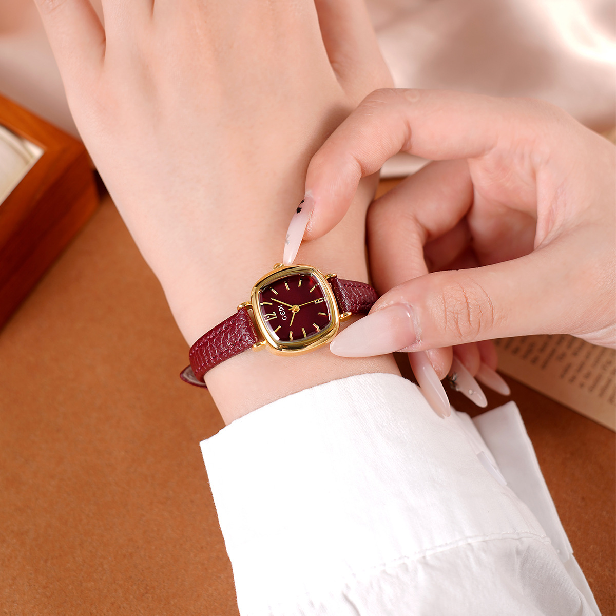 UTHAI 61018 CQ490 Simplicity,  - Luxury Watch Value review and price